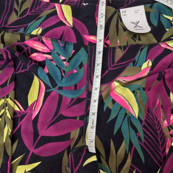Xersion Tropics Midrise Fitted Capri Leggings - Picture 5 of 7